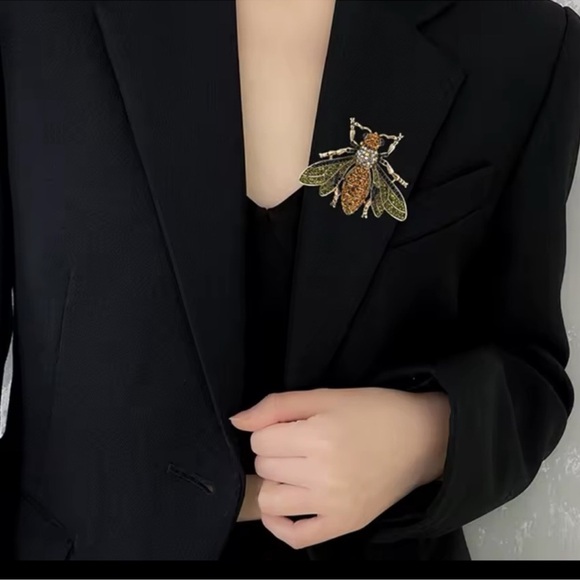 Queen Insect Hazel Bee Brooch - Picture 6 of 8